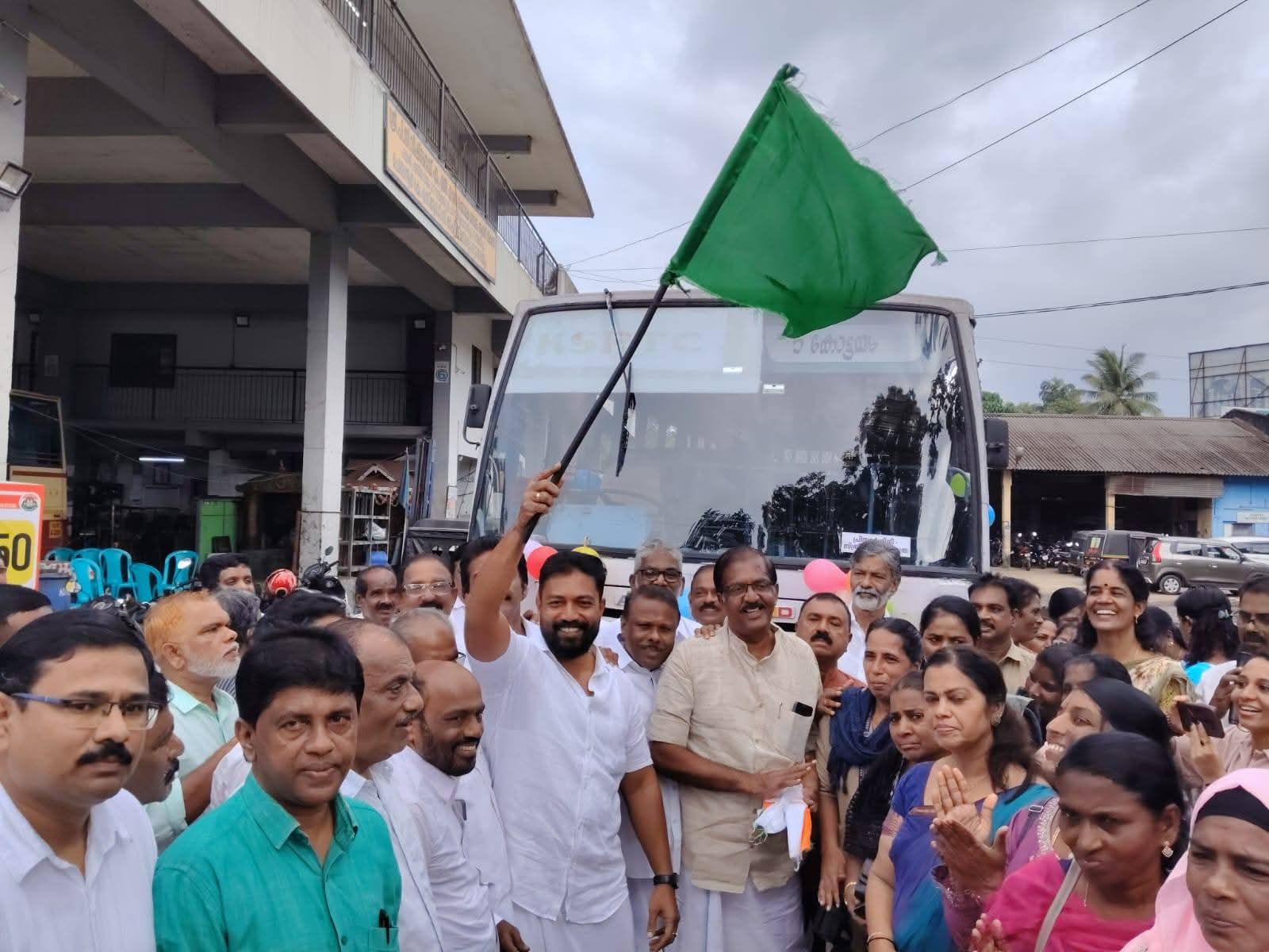  പ്രിയദർശിനി സൗജന്യയാത്രയുടെ ചെങ്ങന്നൂരിലെ ആദ്യബസിന് സ്വീകരണം